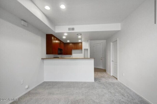 Building Photo - 705 W Queen Creek Rd