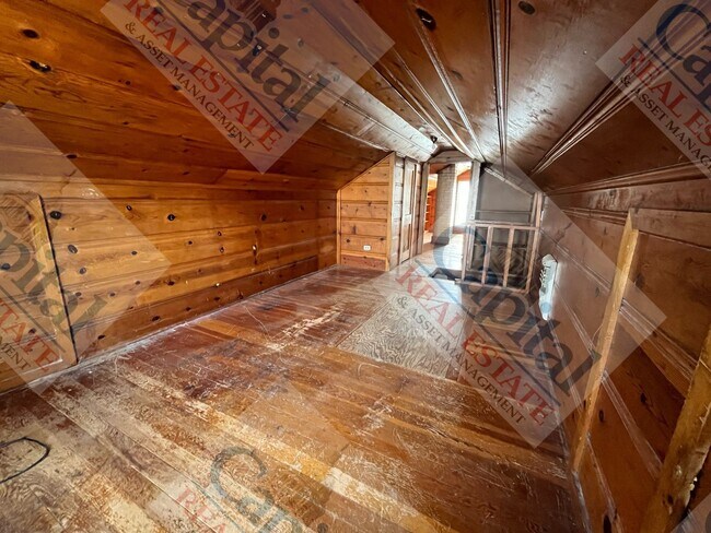 Building Photo - Charming 3 Bedroom