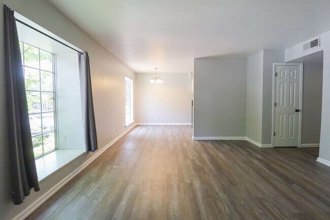 Building Photo - 2 Bed | 1 Bath Condo in Central Tulsa!