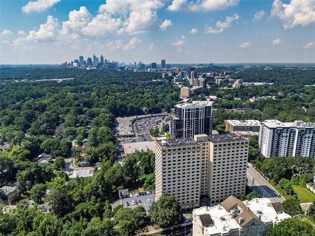 Building Photo - 2538 Parkside Dr NE