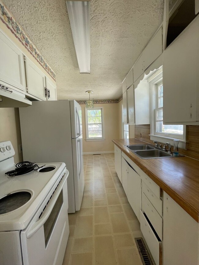 Building Photo - Charming 2 bedroom with a basement