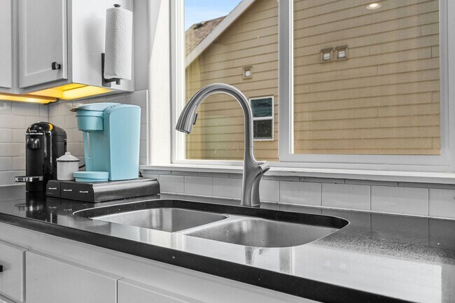 Building Photo - 5-bed, 3-bath Home in Scenic West Salem