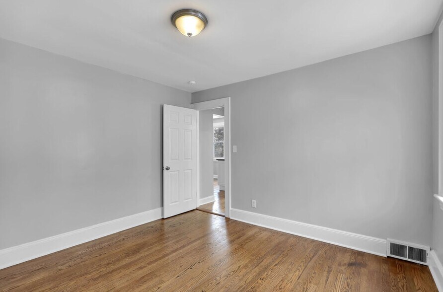 Building Photo - 121 Oakland Pl