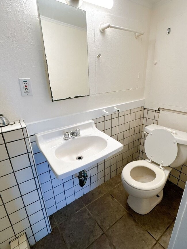 Building Photo - Bay-View 1Bed/1Bath Duplex Near WWU