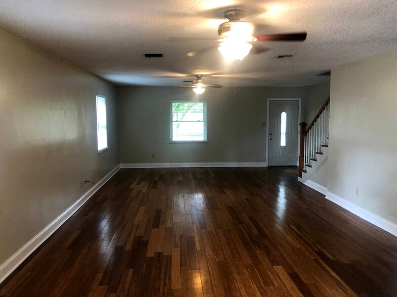Building Photo - 207 Timothy Dr