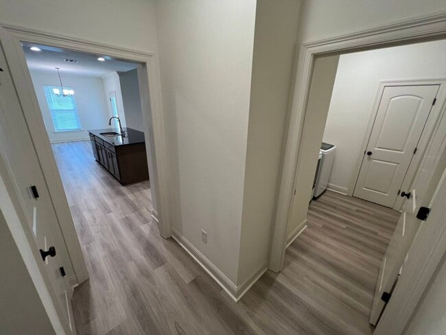 Building Photo - Trendy, 3 bedroom, 2 bath home in coveted Kenilworth Crossing Community near LSU