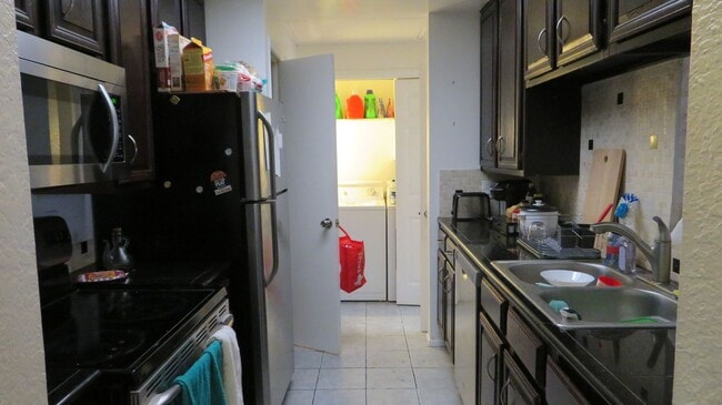 Building Photo - Beautiful 2 bed 1 bath condo 3 blocks from...