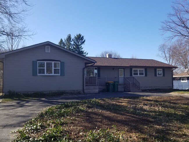 Building Photo - 577 Pinnacle Rd