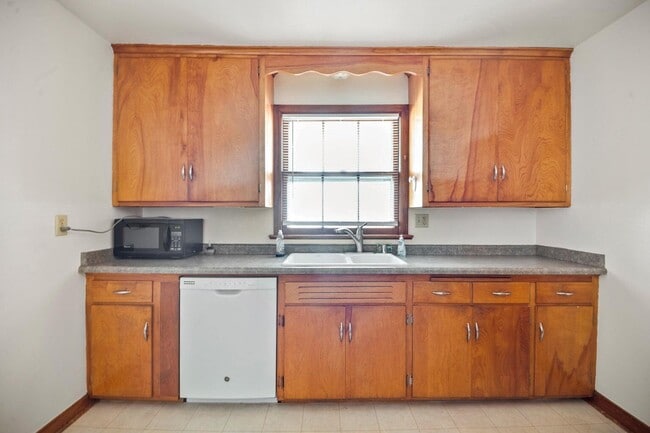 Building Photo - 1700 E Menlo Blvd