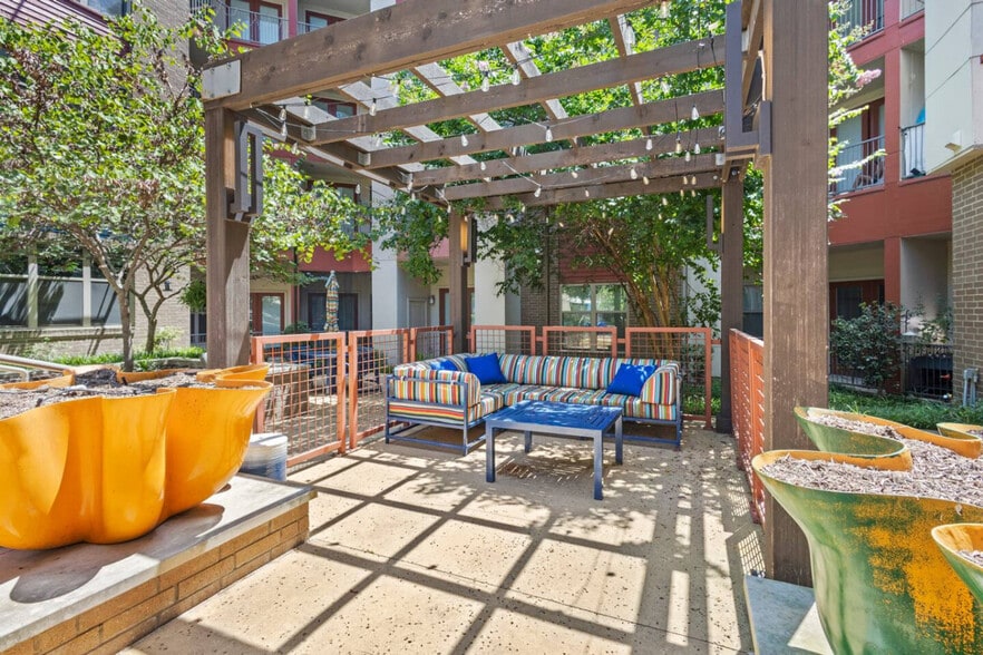 Building Photo - 10550 N Central Expy