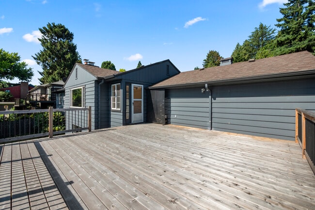 Building Photo - 8206 SW Terwilliger Blvd