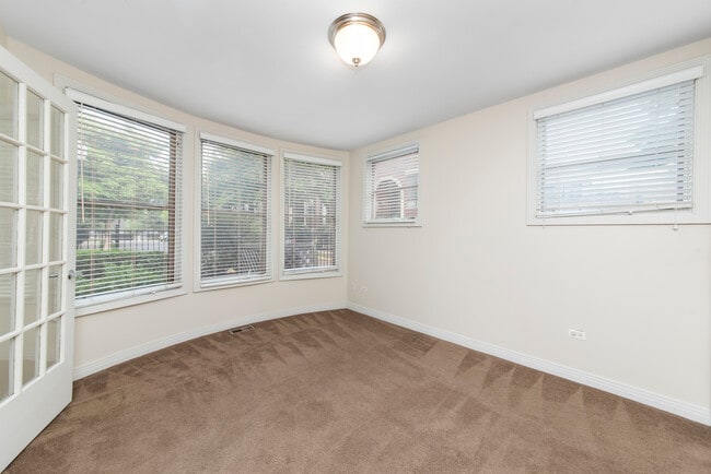 Building Photo - 2632 N Hartland Ct