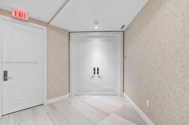 Building Photo - 17901 Collins Ave
