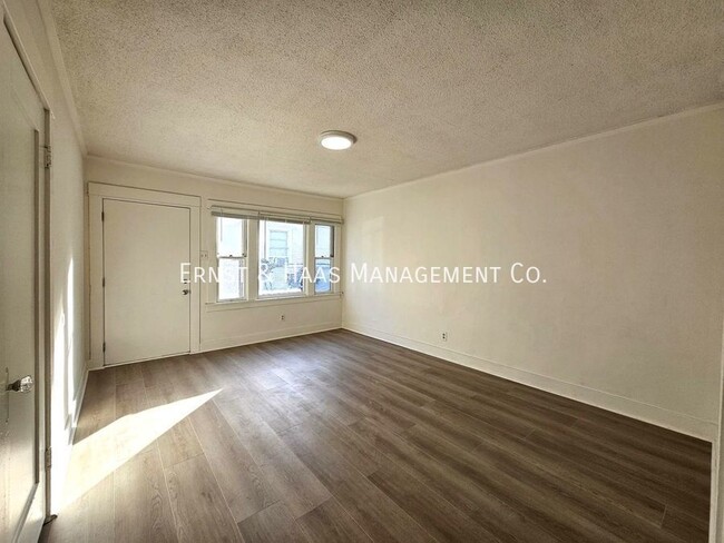 Building Photo - Lovely 1 Bedroom Apartment with Fresh Paint!