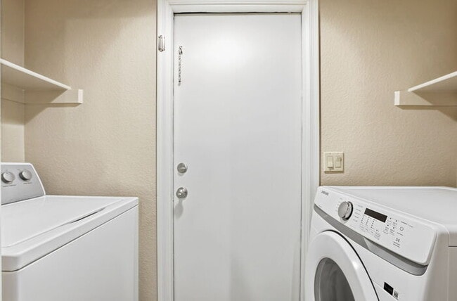 Building Photo - 1295 N Blackstone Dr