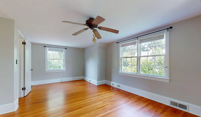 Building Photo - Charming 3-Bed Home with Modern Updates & ...
