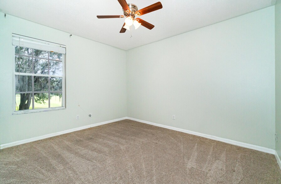 Building Photo - 1030 Loch Vail