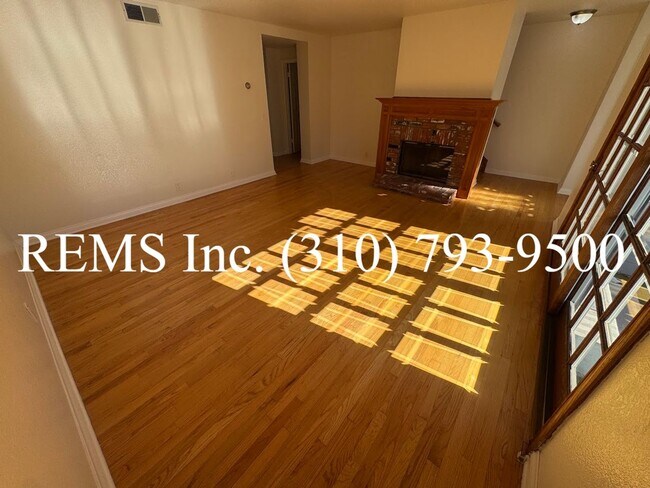 Building Photo - Spacious Townhome with Garage & Laundry in...