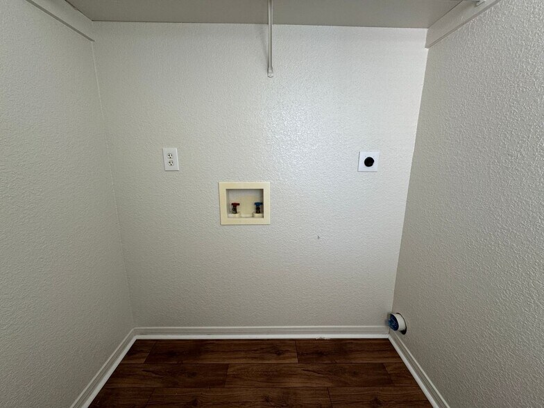 Building Photo - 3400 Cantabrian Dr