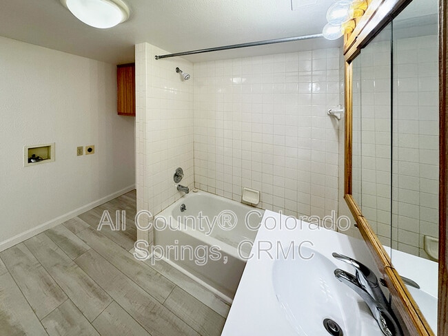 Building Photo - 209 S 25th St