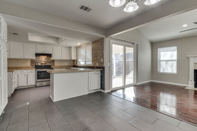 Building Photo - Spacious 3-bedroom home with bonus room, fenced yard, and 2-car garage in Country Hollow.