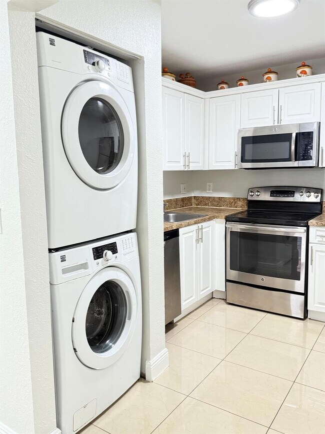 Building Photo - 11108 Royal Palm Blvd