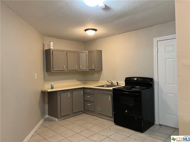 Building Photo - 511 E Walnut St