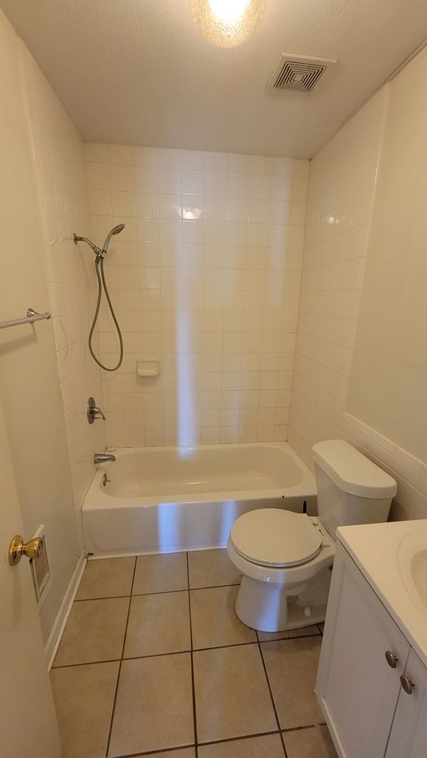 Building Photo - 2 Bedroom • 1.5 Bath • Townhouse Style Apa...