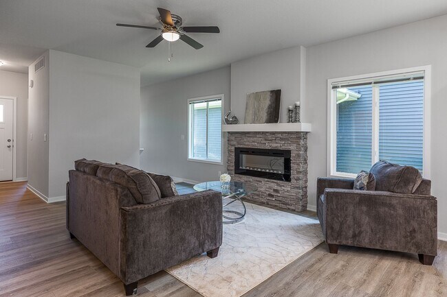 Building Photo - Great 3 Bedroom Single-Family Home in Urba...