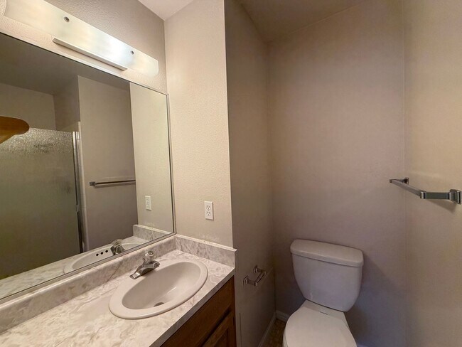 Building Photo - DARLING TWO BEDROOM FOR RENT!