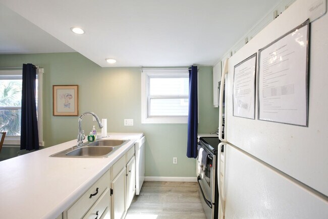 Building Photo - 608 Carolina Beach Ave S