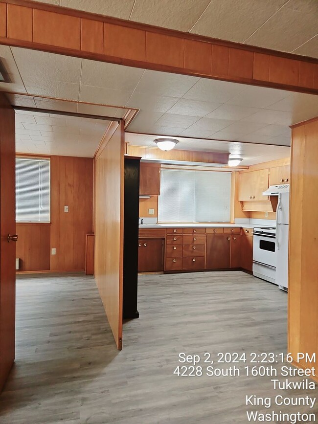 Building Photo - Tukwila/SeaTac daylight rambler - large home for rent - 4 bedrooms 2 bathrooms with 2 kitchens - ...