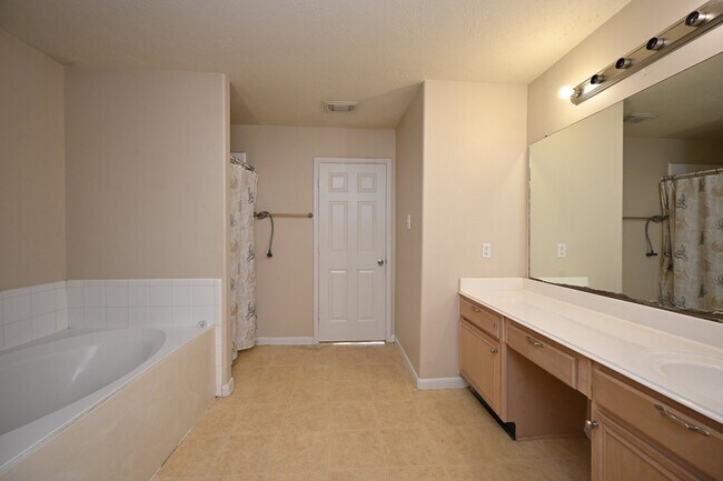 Building Photo - 7006 Biton Dr
