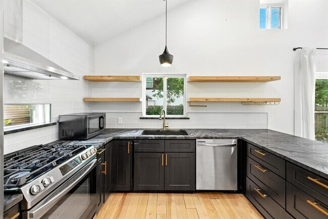 Building Photo - 53 Comal St