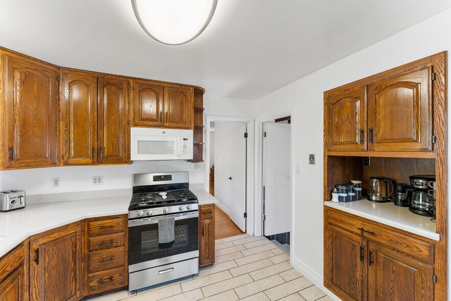 Building Photo - 200 Los Ranchitos Rd