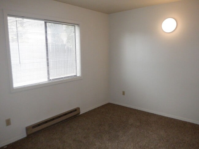 Building Photo - 1 Bed/1 Bath Apartment Across Millers Land...