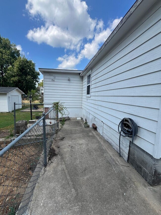 Building Photo - 312 Short St