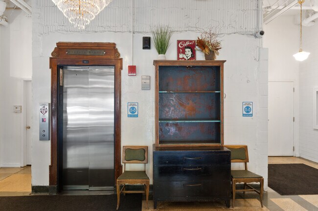 Building Photo - 1325 W Wilson Ave