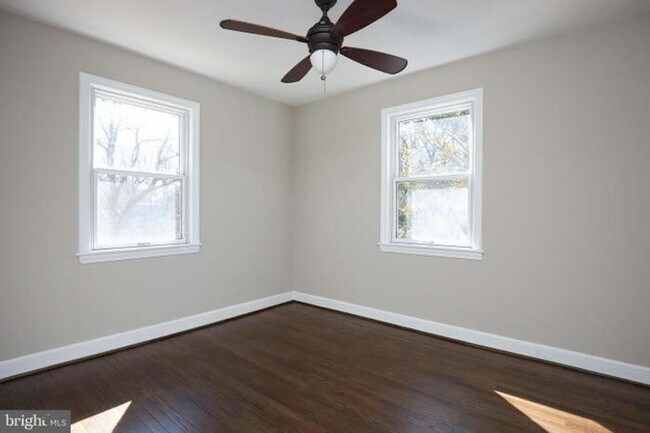 Building Photo - 221 Dale Dr