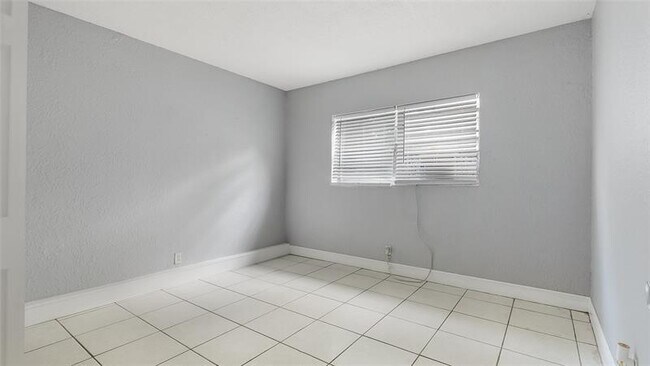 Building Photo - 626 SW 14th Ave