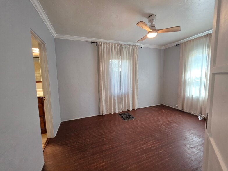 c - 4649 W Point Loma Blvd