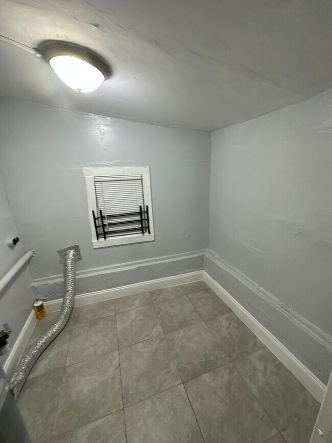 Building Photo - Fully Renovated 3/1 Single Family House Available for Immediate Rent!