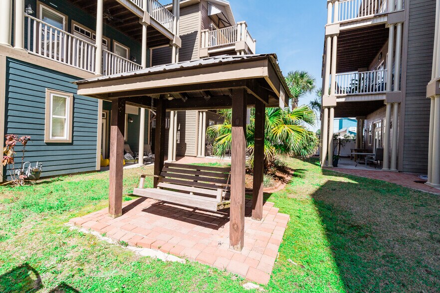 Building Photo - 6226 Thomas Dr