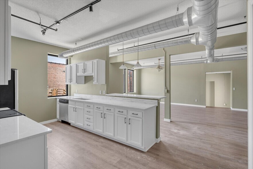 Building Photo - 400 N Main St