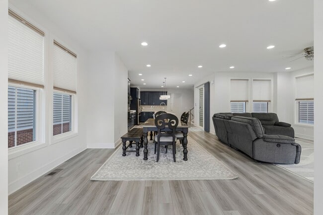 Building Photo - 22956 Aurora Vw Dr