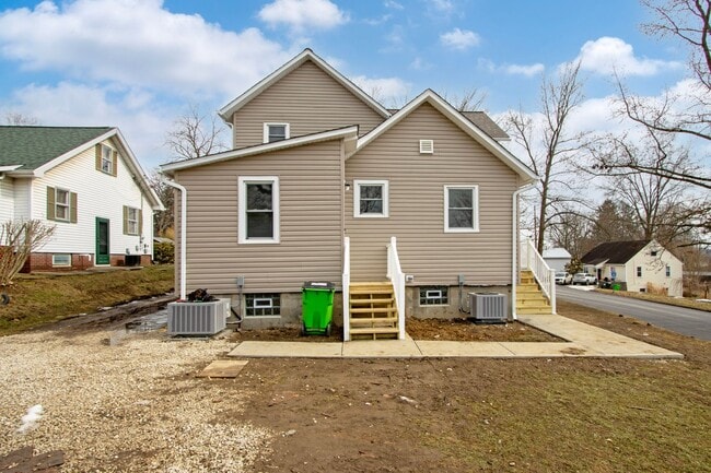 Building Photo - Three bedroom duplex