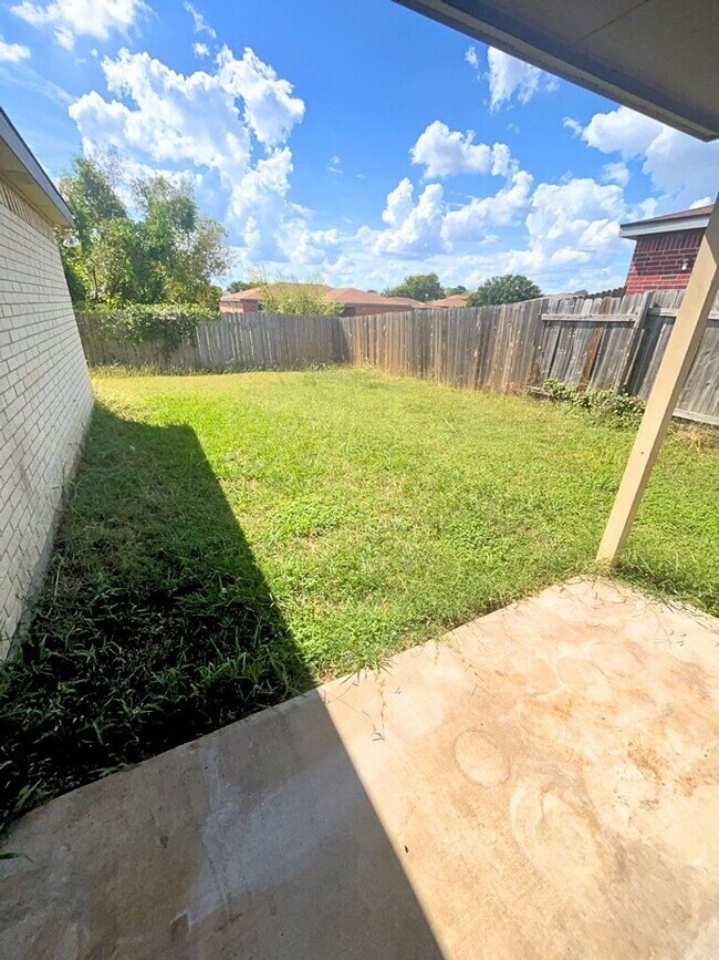 Building Photo - AVAILABLE NOW!