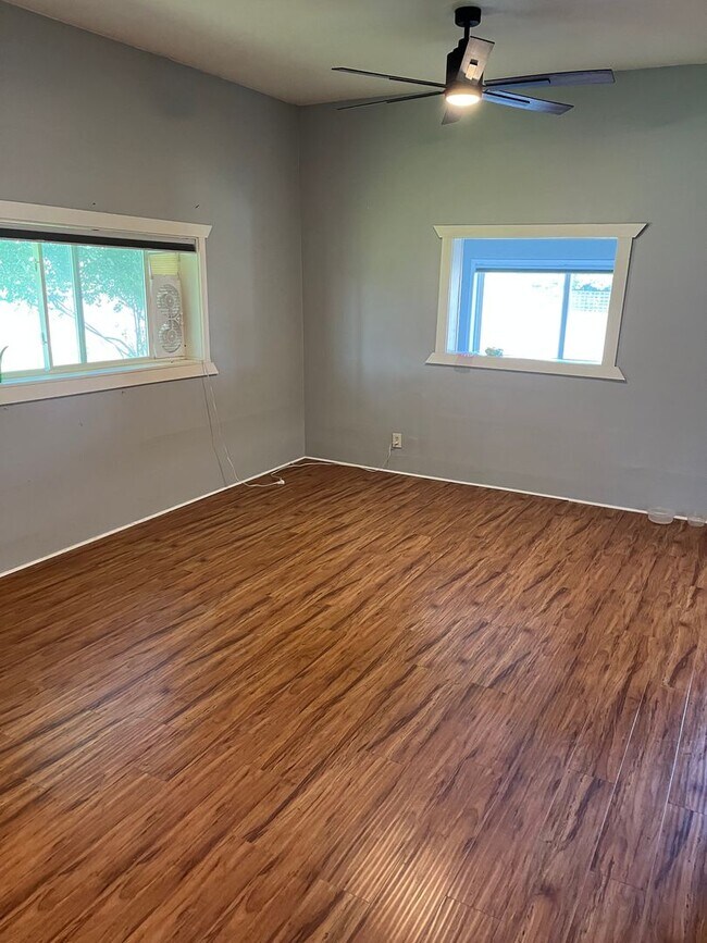 Building Photo - 3-bedroom 2 bath Corner Lot