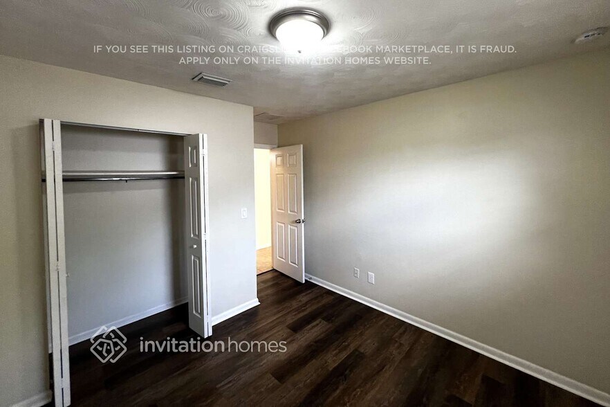 Building Photo - 832 SE Thornhill Dr