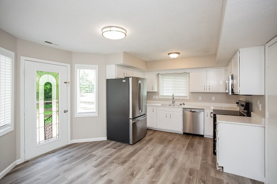 Building Photo - 8460 Countryside Ct